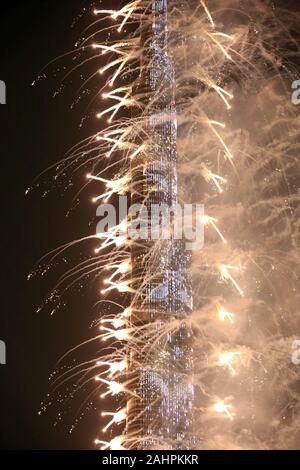 Dubai, Emirati Arabi Uniti. 1a gen, 2020. Fuochi d'artificio sono visti al Burj Khalifa durante i festeggiamenti di Capodanno a Dubai, Emirati Arabi Uniti, il 1 gennaio 2020. Credito: Su Xiaopo/Xinhua/Alamy Live News Foto Stock