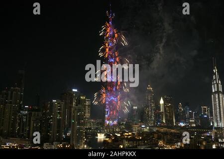 Dubai, Emirati Arabi Uniti. 1a gen, 2020. Fuochi d'artificio sono visti al Burj Khalifa durante i festeggiamenti di Capodanno a Dubai, Emirati Arabi Uniti, il 1 gennaio 2020. Credito: Su Xiaopo/Xinhua/Alamy Live News Foto Stock