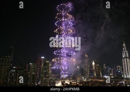 Dubai, Emirati Arabi Uniti. 1a gen, 2020. Fuochi d'artificio sono visti al Burj Khalifa durante i festeggiamenti di Capodanno a Dubai, Emirati Arabi Uniti, il 1 gennaio 2020. Credito: Su Xiaopo/Xinhua/Alamy Live News Foto Stock