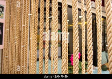 Corde spesse appeso sopra in forma verticale. Scopo decorativo è posto di fronte al cafe. T Foto Stock