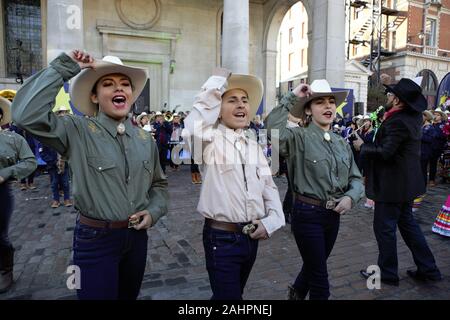 Londra, Regno Unito. 30 Dic, 2019. Ballerini messicano di eseguire nel corso della Londra Capodanno Parade (LNYDP) 2020 Anteprima mostra al Covent Garden Piazza. Credito: SOPA Immagini limitata/Alamy Live News Foto Stock