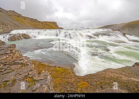 Vista panoramica di una fragorosa cascata di superiore Cascate Gullfoss in Islanda. Foto Stock