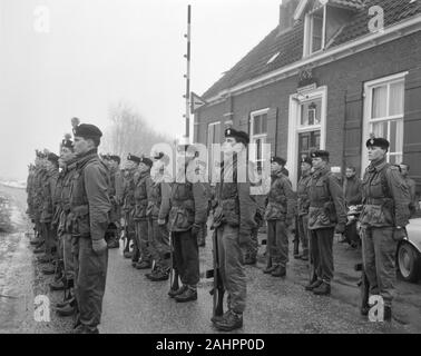 Soldati britannici marzo da Osnabruck per Hoek van Holland, quando sono stati superati gli uomini hanno dato un 1,5 metri lungo la strada di ribes, per cui data gennaio 29, 1964 Location Hoek van Holland, Osnabrück Foto Stock