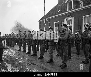 Soldati britannici marzo da Osnabruck per Hoek van Holland, quando sono stati superati gli uomini hanno dato un 1,5 metri lungo la strada di ribes, per cui data gennaio 29, 1964 Location Hoek van Holland, Osnabrück Foto Stock