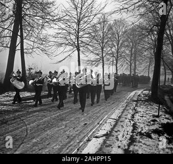 Soldati britannici marzo da Osnabruck per Hoek van Holland, quando sono stati superati gli uomini hanno dato un 1,5 metri lungo la strada di ribes, per cui data gennaio 29, 1964 Location Hoek van Holland, Osnabrück Foto Stock