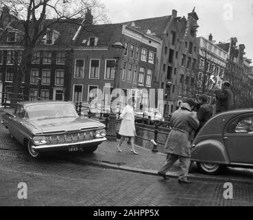 Le registrazioni di film per il film "la collana di diamanti". Sui ponti Reguliersgracht e Keizersgracht. Nicole Kari sul ponte data Aprile 10, 1963 Posizione Amsterdam, Olanda Settentrionale Foto Stock