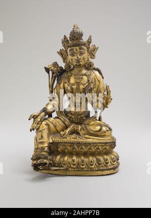 Sino tibetano. Tara Verde, seduto nella posa di Royal facilità (Lalitasana), con Lotus culmi sulla spalla destra e le mani in gesti di ragionamento (Vitarkamudra) e dono conferendo (Varadamudra). 1403-1424. Cina. Scrofetta in lega di rame con tracce di pigmento (lapislazzuli) la Cina del pantheon di Divinità buddiste, con i loro disegni rituali e di stili artistici, ampliato in seguito alla sua conquista da parte dei Mongoli e il suo assorbimento nel pan-Asiatica, multietnica Yuan Impero (1279 1368). Da allora molti cinesi i governanti e i membri della società elite, di entrambi nativi e patrimonio straniero, divennero ferventi devot Foto Stock