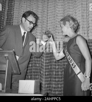 La principessa Cinestud 1963 Judith Bosch offre Godfried Bomans un bicchiere di ciliegia data 13 settembre, 1963 Foto Stock