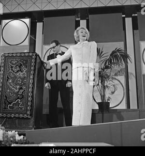 Marlene Dietrich con il suo Edison al Gran Galà du Disque popolare nel Kurhaus di Scheveningen. Data Ottobre 13, 1963 Location L'Aia, Kurhaus, Scheveningen, South Holland Foto Stock