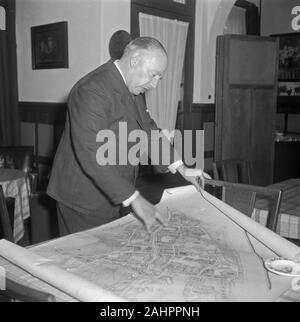 Zeeland series - Uomo guardando una mappa; data Ottobre 23, 1947 Foto Stock