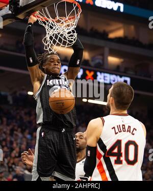 Sacramento, CA, Stati Uniti d'America. 31 Dic, 2019. Sacramento Kings avanti Richaun Holmes (22) punteggi su LA Clippers center Ivica Zubac (40) durante una partita a Golden 1 Centro il Martedì, Dicembre 31, 2019 a Sacramento. Credito: Paolo Kitagaki Jr./ZUMA filo/Alamy Live News Foto Stock