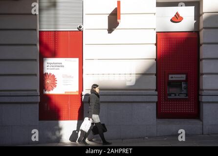 Spagna. 29 Dic, 2019. Multinazionale spagnola banca commerciale e servizi finanziari filiale di Santander visto in Spagna. Credito: Budrul Chukrut SOPA/images/ZUMA filo/Alamy Live News Foto Stock