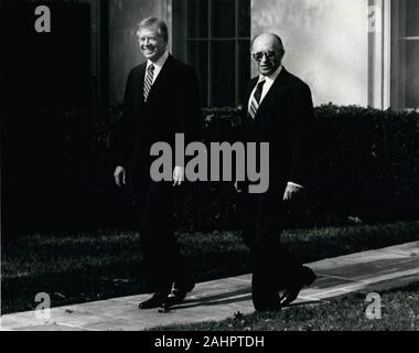 Washington, DC, Stati Uniti d'America. Xiii Nov, 1980. Il presidente Jimmy Carter (sinistra) e il Primo Ministro israeliano MENACHIM BEGIN (sinistra) a piedi sulla Casa Bianca motivi. Carter e iniziare incontrato nell'ufficio ovale della Casa Bianca in quello che potrebbe essere il loro ultimo incontro mentre Carter è presidente. Inizia su un ONU-visita ufficiale, poi lodato Carter mentre lui era in ufficio e soprattutto ha parlato del Camp David incontro. Credito: Keystone Pictures USA/ZUMAPRESS.com/Alamy Live News Foto Stock