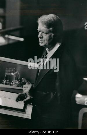Mar 03, 1977 - New York New York, Stati Uniti d'America - il presidente Jimmy Carter parla dal podio presso le Nazioni Unite, la sede delle Nazioni Unite a New York. (Credito Immagine: © Keystone Press Agency/Keystone USA via ZUMAPRESS.com) Foto Stock