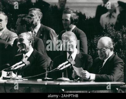 Mar 26, 1979 - Washington, Distretto di Columbia, Stati Uniti d'America - Il Presidente egiziano Anwar el Sadat, il Presidente degli Stati Uniti Jimmy Carter e il Primo Ministro israeliano Menachem Begin sedersi a un tavolo a destra prima della firma del trattato di pace tra Egitto e Israele. (Credito Immagine: © Keystone Press Agency/Keystone USA via ZUMAPRESS.com) Foto Stock