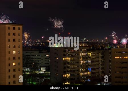 Wien, Vienna: Silvester (anno nuovo dell'anno Vigilia), fuochi d'artificio, appartment case, edificio residenziale nel 22. Donaustadt, Wien, Austria Foto Stock