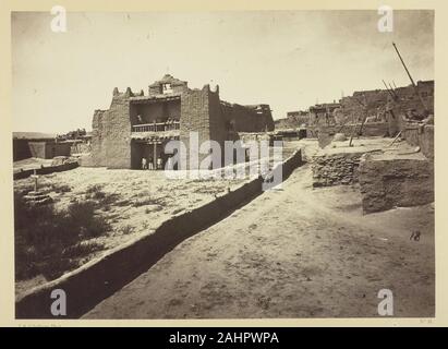 Timothy O'Sullivan. Vecchia chiesa della Missione, Zuni Pueblo, N.M. Vista dal Plaza. 1873. Stati Uniti. Albume stampa, dall'album & geografiche esplorazioni geologiche e sondaggi a ovest del meridiano del centenario, vol. 2 Foto Stock