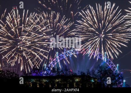 Londra, Regno Unito. 01 Gennaio 2020: Fuochi d'artificio sparati dalla Coca Cola London Eye segnare l'inizio del nuovo anno, 2020. Ragazzo di credito Campana, Alamy Live News. Foto Stock