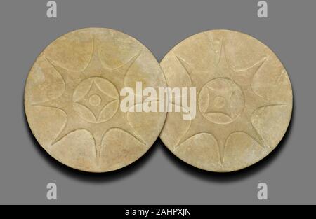 Mississippian. Coppia di Earspools Eight-Pointed con motivo a stella. 1200-1400. Stati Uniti. Stone Foto Stock