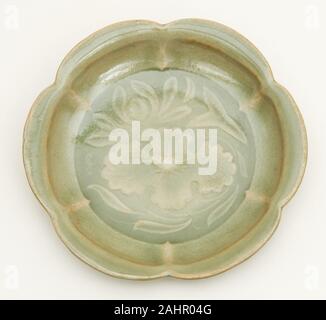 Il piatto con il cerchio Petal-Lobed, Lotus e waterweeds. 1000-1127. Cina. Yaozhou ware; porcellanato con underglaze decorazione stampata Foto Stock