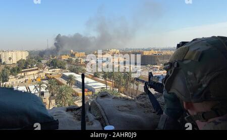 Baghdad in Iraq. 31 Dic, 2019. Stati Uniti I soldati dell esercito dal 1° Brigata, XXV divisione di fanteria, Task Force-Iraq, mans un posto di osservazione a inoltrare una base operativa europea III, a Baghdad, Iraq, il 31 dicembre 2019. Decine di angry sciita irachena i sostenitori della milizia si rompe in Stati Uniti Composto di ambasciata a Baghdad il martedì dopo lo sfondamento di una porta principale e l'impostazione di fuoco ad un area di ricevimento. Foto di magg. Charlie Dietz/STATI UNITI Esercito/UPI Credito: UPI/Alamy Live News Foto Stock