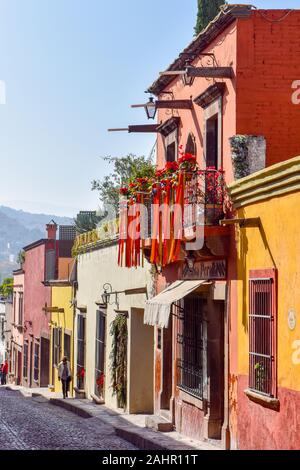 Colorato era coloniale case in San Miguel De Allende centro storico , Messico Foto Stock