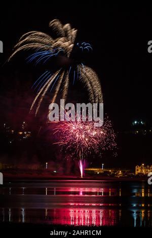 Ynyslas, Ceredigion, Wales, Regno Unito. 1 gennaio 2020 UK Meteo: una chiara notte mite per Aberdyfi - Aberdovey in Gwynedd, Galles, come essi set dei loro fuochi d'artificio per festeggiare il nuovo anno 2020, come si vede da tutto il Dyfi estuary in Ynyslas dune. © Ian Jones/Alamy Live News Foto Stock