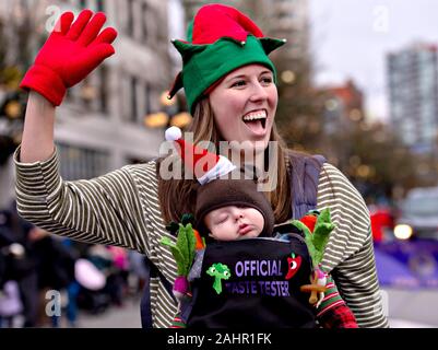 Pechino, Cina. 15 Dic, 2019. Le persone godono di xvi annuale di Santa Claus Parade sul Columbia Street a New Westminster, Dic 15, 2019. Credito: Andrew Soong/Xinhua/Alamy Live News Foto Stock