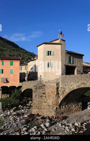 Il villaggio di Sospel, la Città Vecchia, il ponte a pedaggio, frazione Bevera fiume Roya Valley, Alpes-Maritimes, Cote d'Azur, Provence, Francia Foto Stock