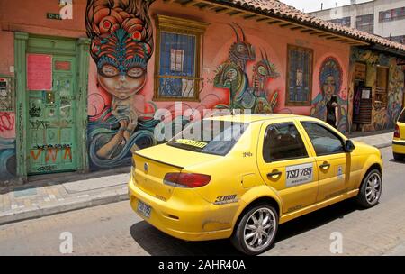 Taxi guida murale in passato da urban artista Rodez e graffiti dipinti su esterno dell edificio in Candelaria distretto di Bogotà, Colombia Foto Stock