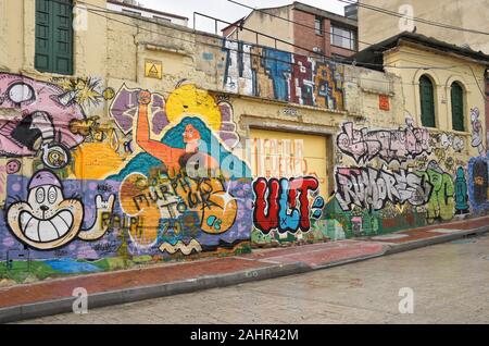 La street art e graffiti dipinti su esterno di edifici in Candelaria distretto di Bogotà, Colombia Foto Stock