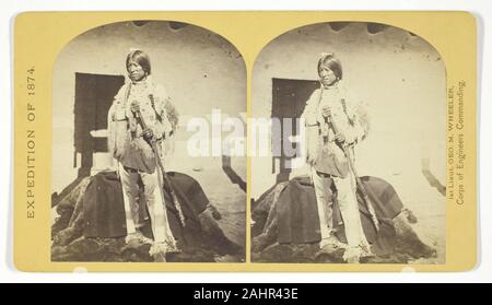 Timothy O'Sullivan. Shee-zah-nan-tan, Jicarilla Apache Brave in Costume caratteristico, New Mexico settentrionale. 1874. Stati Uniti. Albume stampa, stereo, No. 42 dalla serie esplorazioni geografiche e indagini a ovest del meridiano del centenario Foto Stock