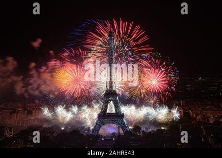 Fuochi d'artificio sulla Torre Eiffel durante il XIV di luglio 2019 la nazionale francese delle celebrazioni per la giornata in Parigi, Francia Foto Stock