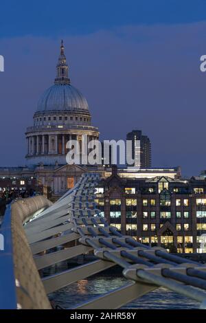 Saint Paul Cathedral e Millenium Bridge, London, Regno Unito Foto Stock