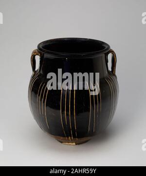 Vaso ovoidale con nervature verticali e Two-Loop maniglie. 1100-1234. Cina. Nero nord ware; Cizhou tipo; smaltato porcellanato con trainato lo slittamento del bianco Foto Stock