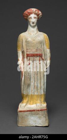Il Greco antico. Statuetta di una donna. 450 A.C. terracotta, policromia industriosa workshop in Beozia prodotte migliaia di stampo fatto di statuine di terracotta per i religiosi e le religiose, decorativi e uso funerario per diversi secoli. Questo impegno statuetta rappresenta una donna il cui rivolto verso gli occhi e labbra pursed prestarle uno sconsolato aria. I suoi capelli è redatto sulla corona della sua testa e avvolto in una lunghezza di stoffa a motivi geometrici. Ella è vestita in un full-length, abito senza maniche e adornata con una collana con sette ciondoli e una coppia di bracciali su ciascun braccio. Notevole per la conservazione del suo bold ri Foto Stock