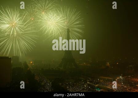 Lahore, Pakistan. 01 gen, 2020. Un attraente vista sbalorditiva di fuochi d'artificio luce il cielo sopra l'icona, Torre Eiffel (replica) a Bahria città di Lahore nel corso delle celebrazioni per il nuovo anno. In linea con la sua tradizione, la città Bahria sta disponendo i festeggiamenti di Capodanno simultaneamente in città Bahria Icona, Torre Eiffel a Bahria città di Lahore. (Foto di rana Sajid Hussain/Pacific Stampa) Credito: Pacific Press Agency/Alamy Live News Foto Stock