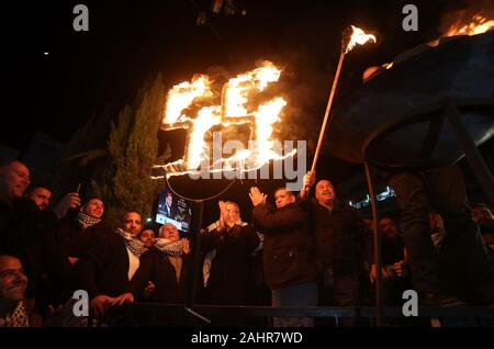 Pechino, Cina. 31 Dic, 2019. Palestinesi sostenitori di Fatah frequentare un rally segnando il cinquantacinquesimo anniversario del movimento Fatah in Cisgiordania città di Nablus, a Dic. 31, 2019. Credito: Ayman Nobani/Xinhua/Alamy Live News Foto Stock