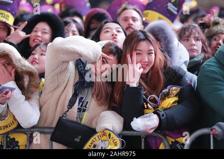 Time Square, New York, USA, dicembre 31, 2019 - centinaia di migliaia di persone hanno aspettato per ore per vedere la palla Drop in Time Square e a celebrare il capodanno 2020 oggi in New York City.Foto: Luiz Rampelotto/EuropaNewswire PHOTO CREDIT OBBLIGATORIO. | Utilizzo di tutto il mondo Foto Stock