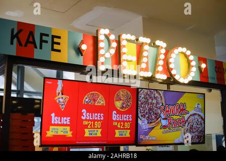 Kuala Lumpur, Malesia - 8 Novembre 2019: Pezzo tranci di pizza, questa è la pizza franchising a Kuala Lumpur, Malesia. Foto Stock