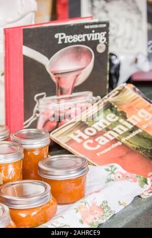 Vasi di fresca di marmellata di albicocche fatta in casa il raffreddamento su un canovaccio senza toccare o spostando in un progetto-posto libero (di solito dura per tutta la notte. Foto Stock