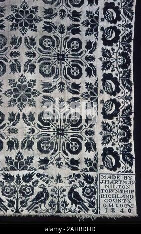 John Hartman (Weaver). Coverlet. 1840. In Ohio. Cotone e lana, ad armatura a tela piana con intrecci di legame secondario gli orditi e le trame di modellazione (Beiderwand); tessuto su telaio con attacco Jacquard; due larghezze di telaio uniti; frange Foto Stock