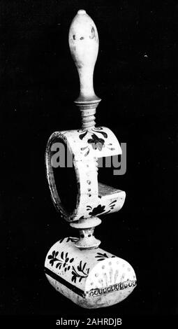 Cuscino pin (due pezzi). 1801-1900. Stati Uniti. Legno con decorazione dipinta in blu e bianco Foto Stock