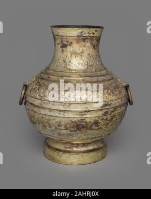 Jar (hu o zhong). 206 BC-9 annuncio. Cina. Bronzo con dorature il drago divenne prominente durante le Han come una creatura di buon auspicio associato con autorità imperiale e con la mutevole natura dell'universo. Dal momento che il drago è stato alimentato con la stessa energia dinamica che ha animato le nuvole e vapori, è stato graficamente combinata con espansione e contrazione dei modelli di grande immaginazione e vitalità. Qui, draghi con linee interlacciato si fondono con lo scorrimento i modelli cloud per creare fasce continue di ornamento. Questo decor fluent è stata incisa in bronzo dopo la colata. Limature di gold un Foto Stock