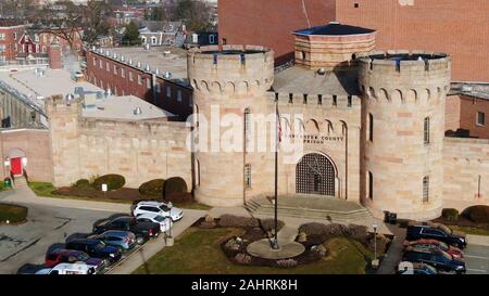 Stile medievale e carcere in America, i muri di pietra e di torri di avvistamento di Lancaster County Jail in Pennsylvania, close-up Foto Stock