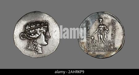 Il Greco antico. Tetradrachm (moneta) raffigurante il dio Dioniso. 150 BC-100 BC. La Grecia. Silver Questa moneta raffigura Dionysos coronato con foglie d'edera, uno degli attributi (insieme con le uve che detiene sulla moneta la retromarcia) che lo identifichi come il dio del vino. Egli si ritiene che sono venuti dalla Tracia, dove questa moneta fu coniata. Foto Stock