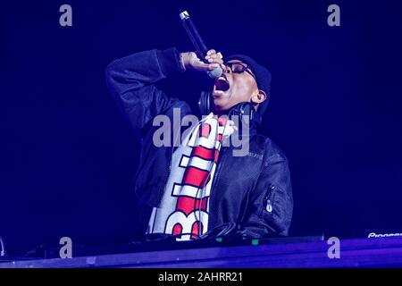 Roma, Italia. 01 gen, 2020. Esegue la pelle durante i festeggiamenti di Capodanno al Circo Massimo di Roma. Credito: SOPA Immagini limitata/Alamy Live News Foto Stock