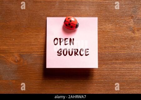 Un memo colorati foglio con la scrittura di open source Foto Stock