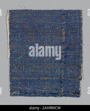 Frammento. 1775-1800. Cina. Seta e oro-foglia-over-laccato-striscia di carta avvolta in cotone, raso twill con intrecci di legame secondario gli orditi e le trame di modellazione Foto Stock