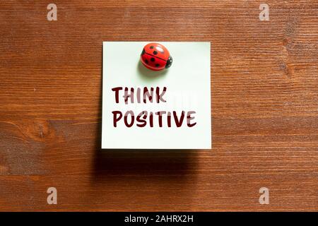 Un memo colorati foglio con la scrittura di pensare positivo Foto Stock